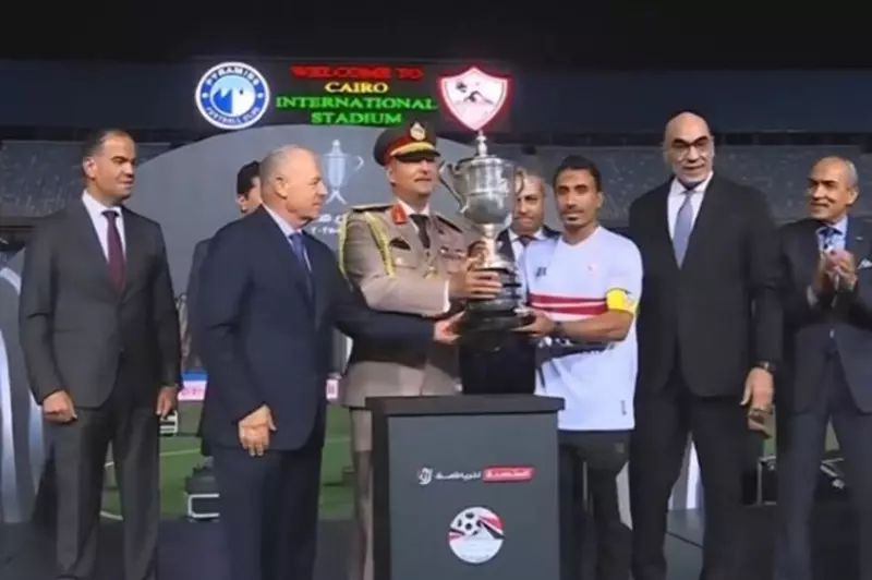 لحظة وداع مميزة: شيكابالا يسلم كأس مصر لعبد الشافي بعد تتويج الزمالك